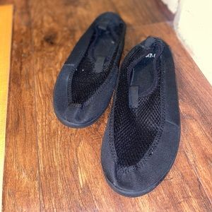 Black water shoes
